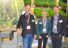 Marloes van Dam geflankeerd door Anton en Arthur Spruit van Kwekerij Aardam & Tropical Seeds, dat voor de professionele markt zowel jonge tropische planten teelt als tropische plantenzaden verhandelt.
